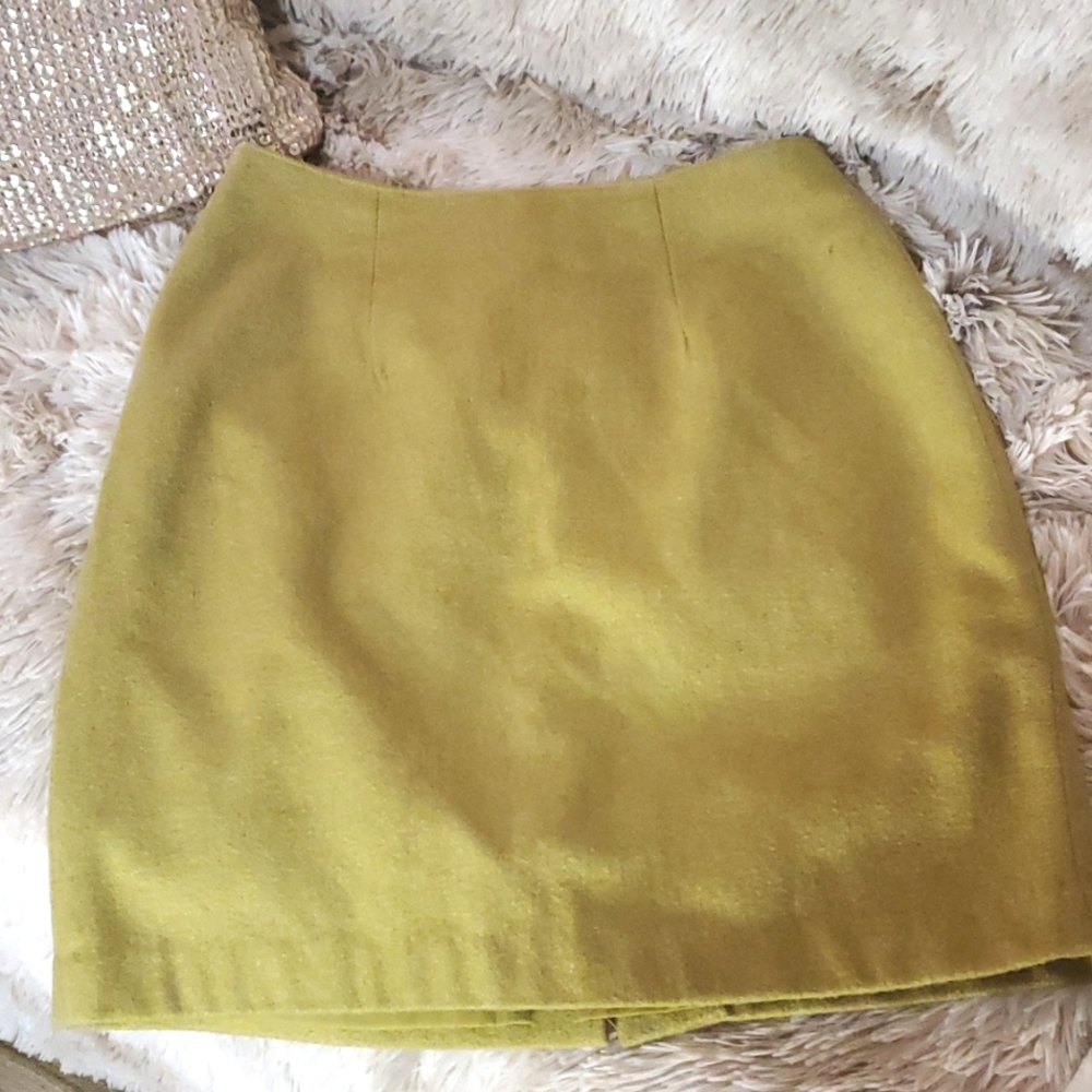 Young Americans Skirt size 7 Junior oliver color 42% Wool Very good condition